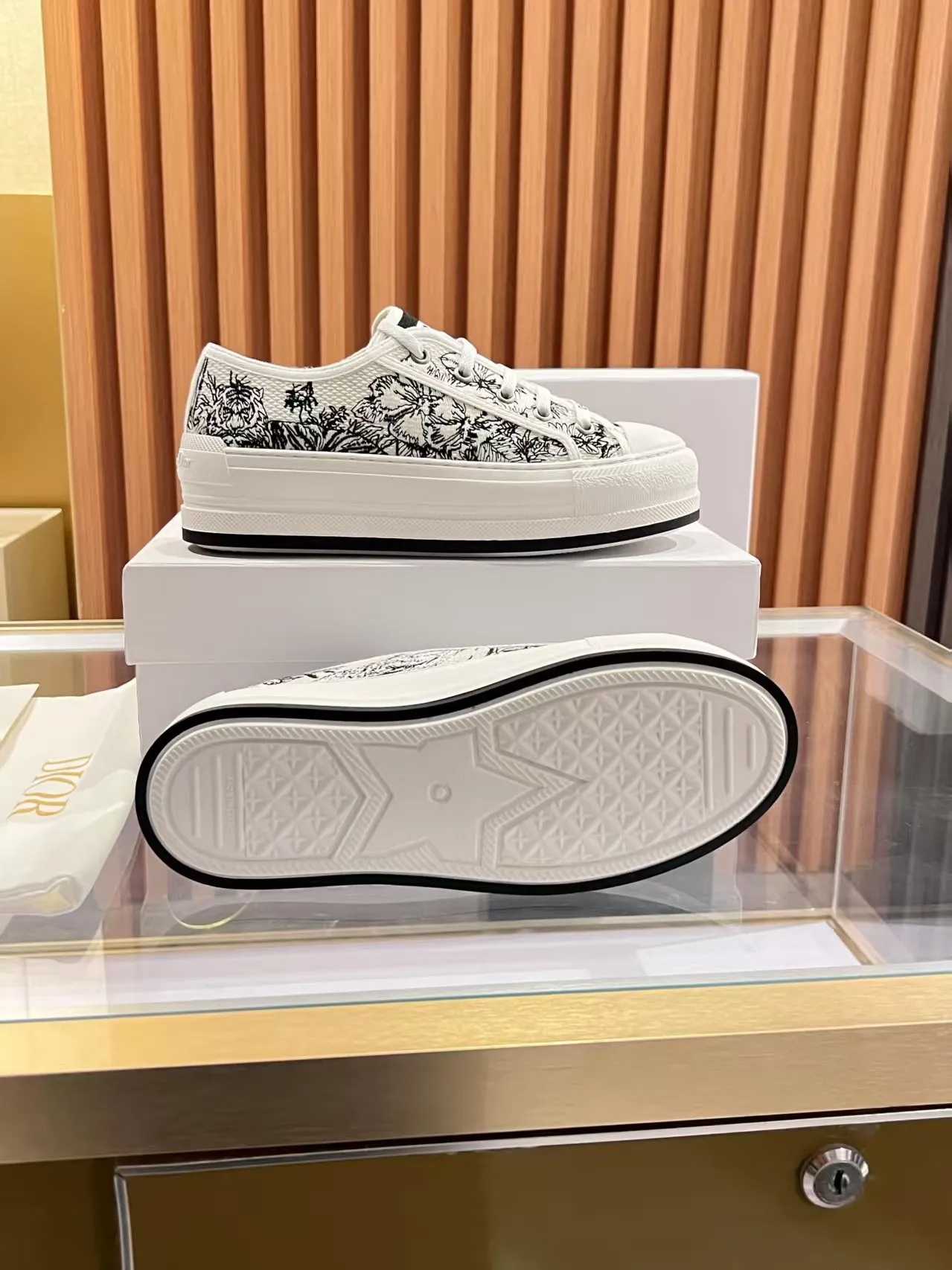👟👟Ex-factory price 520👟👟 Walk‘n’Dior embroidered mid-top casual shoes are new in 2025. On the fashion stage, Dior embroidered shoes are the well-deserved protagonist. Delicate stitching is used on the upper, every stitch is devoted to the craftsman's efforts, and every thread is woven with artistic poetry. From complex floral patterns to smart geometric textures, embroidery is like the magic that gives shoes life, allowing them to show dynamic beauty even in static conditions.   Wearing Dior embroidered shoes feels like stepping into a dream world full of art. It is not only a pair of shoes, but also a walking piece of art that perfectly integrates fashion and culture. Whether you are strolling on the bustling city streets or attending important social occasions, Dior embroidered shoes can add unique charm to your style and become the focus of everyone's attention.   Choosing Dior embroidered shoes means choosing a persistent pursuit of quality and a unique understanding of fashion. Let it accompany you through every wonderful moment and leave your own fashion mark.  Material: Sheepskin lining, feet, silk cowhide, size 35-41, heel height 5cm